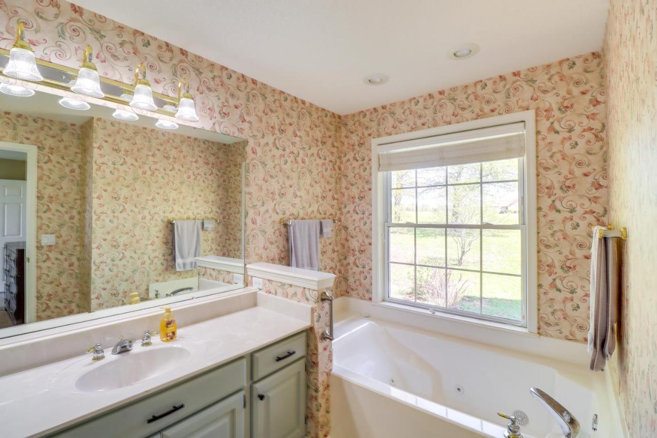 Charming Edgemont Home With Deck And Lake Views! Fairfield Bay Екстериор снимка